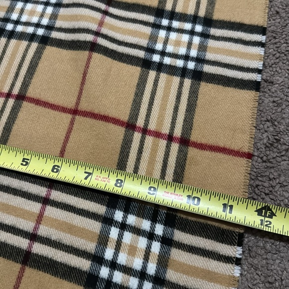 Gorgeous Fall Must Have-Cashmink by V Fraas Scarf-Plaid-100% Acrylic-Light Wear - Picture 10 of 11